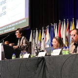 Cindy Blackstock au micro avec la cheffe nationale et le chef de l'Ontario à côté.