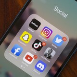Un écran de téléphone cellulaire avec des applications de réseaux sociaux, dont Instagram, Snapchat, TikTok et Facebook.