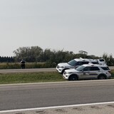 سيارات للشرطة الملكية الكندية في مكان توقيف مايلز أندرسون اليوم قرب بلدة روسذرن في مقاطعة ساسكاتشِوان.