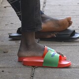 Des gougounes sur le trottoir.