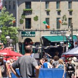 Des piétons sur la rue Saint-Jean en été.