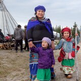 Una mujer indígena cri y sus dos hijas.