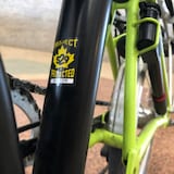 Un autocollant de l'application antivol Garage 529 collé sur un vélo.