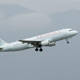 Un avion d'Air Canada décolle de l'aéroport international de Vancouver à Richmond, en Colombie-Britannique.