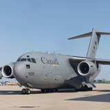 Un avion des Forces armées canadiennes sur le tarmac d'un aéroport.