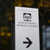 Directional sign patungong Bank of Canada.