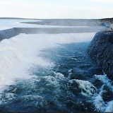 Le barrage en fonction sur la rivière d'Inukjuak. 