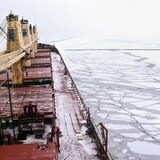 Un navire dans l'océan Arctique