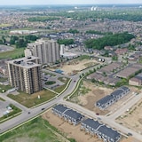 صورة من الجو لمشروع بناء مساكن في حيّ هايد بارك في لندن، أونتاريو.