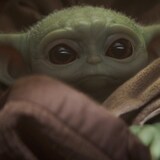 Gros plan sur Bébé Yoda et ses yeux globuleux.