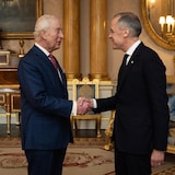Le roi Charles III serre la main au premier ministre canadien Mark Carney.