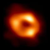 天文學家使用事件視界望遠鏡 (EHT) 拍攝了銀河系超大質量黑洞的第一張圖像，名為人馬座 A*。
