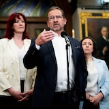Le chef du Bloc québécois en point de presse au parlement d'Ottawa, en compagnie de sa candidate Nathalie Sinclair Desgagné.