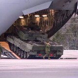 Un char d'assaut Leopard monte à bord d'un avion militaire.