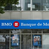 Logo ng Bank of Montreal sa gusali.