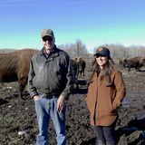 Erin Boily et son beau-père dans un enclos de bisons. 