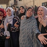Mujeres palestinas lloran la muerte de sus seres queridos.