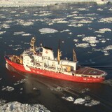 Le navire NGCC Amundsen se trouve parmi des amas de glace.