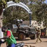 Des soldats et un véhicule militaire devant le site de Radio télévision du Burkina.