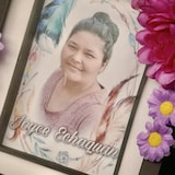 Une image de Joyce Echaquan dans un cadre avec des fleurs.