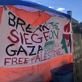 مطالبة برفع الحصار عن قطاع غزة في مخيم الدعم لفلسطين في حرم جامعة تورونتو اليوم.