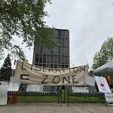 Des pancartes érigées devant l'Université de Windsor.