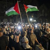 متظاهرون داعمون للفلسطينيين في حرم جامعة تورونتو مساء الخميس الفائت.