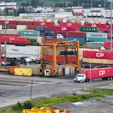 Mga tren at shipping containers.