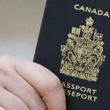 Close up ng cover ng isang Canadian passport.