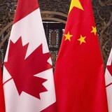 Des drapeaux canadiens et chinois.