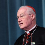 Cardinal Marc Ouellet nagsasalita sa mikropono. 