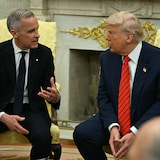 الرئيس الأميركي دونالد ترامب (إلى اليمين) ورئيس الحكومة الكندية مارك كارني اليوم في المكتب البيضاوي في البيت الأبيض في واشنطن.  