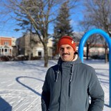 Marc Duran Riera dans un parc de Montréal en hiver.