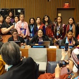 Une assemblée de femmes portant des habits autochtones.