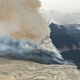 Vue aérienne du feu de forêt de 50 hectares de Truax Creek, à 12 km au nord-est de la communauté de Gold Bridge, en Colombie-Britannique, le lundi 13 mai 2024.
