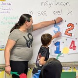 Jasmine Peone (à gauche), enseigne les chiffres en langue Nsyilxcən à des élèves de l'École des arts Studio9, à Kelowna, en novembre 2022.