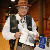 Sam George présente le livre de ses mémoires lors du lancement, à North Vancouver, en mai 2023.