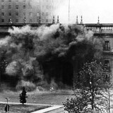 La Moneda bombardeada en 1973.