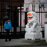 疫情时温哥华唐人街的狮子雕像遭污损。