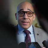 Christopher Skeete en mêlée de presse. 