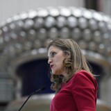 Chrystia Freeland lors d'une conférence de presse à Surrey, en Colombie-Britannique.
