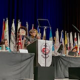 Une femme prononce un discours.