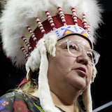 Cindy Woodhouse Nepinak portant une coiffe autochtone