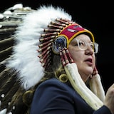 La cheffe nationale de l'APN, Cindy Woodhouse Nepinak, portant une coiffe autochtone.