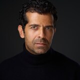 صورة مقربة لِرجل.