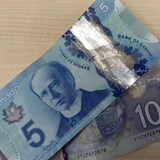 Dos billetes canadienses. 