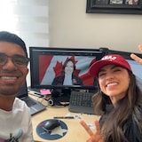 Sandra Wilchez et Andrés Ariza le jour de leur cérémonie virtuelle d'obtention de la citoyenneté canadienne . À l'arrière-plan, sur l'écran, la juge Rania Sfeir qui les a assermentés.