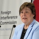 رئيسة لجنة التحقيق العام حول التدخل الأجنبي في الانتخابات الفدرالية، القاضية ماري جوزيه هوغ، خلال تقديمها تقريرها الأولي اليوم.
