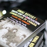 Un exemplaire du premier volume du rapport final de la Commission de vérité et réconciliation.