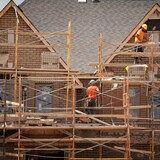 عمال بناء أثناء العمل في ورشة سكنية.